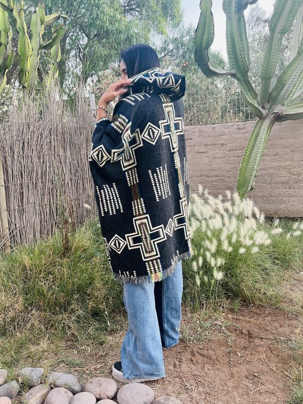 PONCHO GRIS CRUCES LANA DE ALPACA Descubre La Calidez Y Estilo De